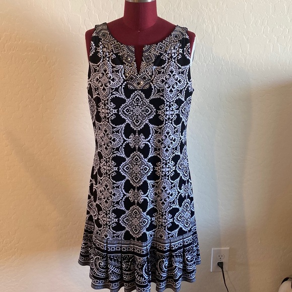 White House Black Market Dresses & Skirts - WHBM shift dress. Size M